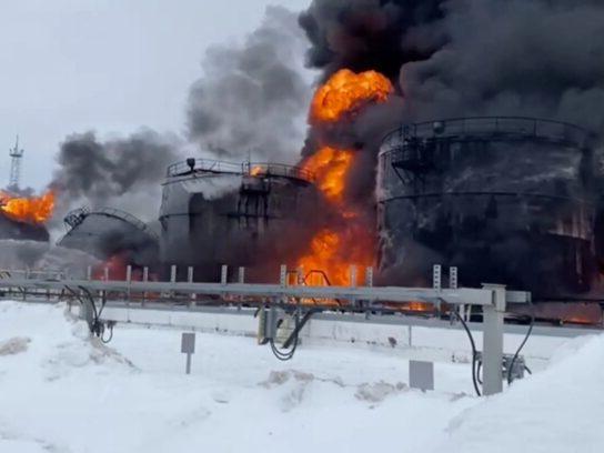 涅夫斯基马祖特油库和炼油厂在圣. 俄罗斯彼得堡被乌克兰远程无人机击中后燃起大火